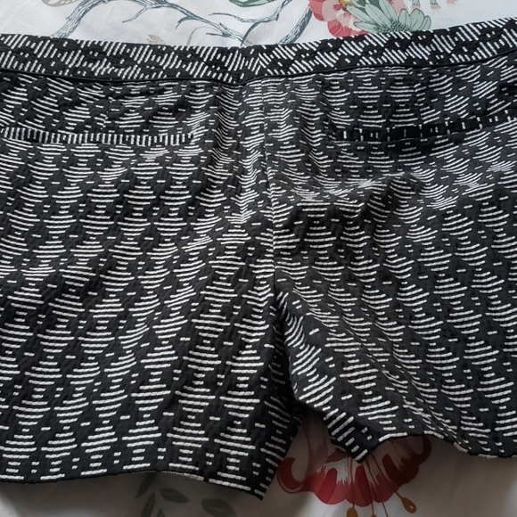 Black and white shorts - Picture 4 of 7